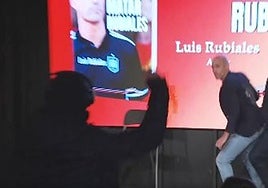 Rubiales esquiva el primer lanzamiento y el agresor prepara su segundo 'huevazo'