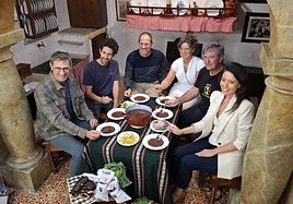 Andu Martínez de Rituerto, Armintz Gorrotxategi, Gregorio Mancisidor, Raquel Ibañez, Sebas Gartziarena y Azahara Domínguez, en la presentación de la Fiesta de la Alubia de Tolosa.