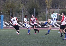 Un jugador del Mutriku ensaya un lanzamiento desde fuera del área, el pasado sábado en Mintxeta.
