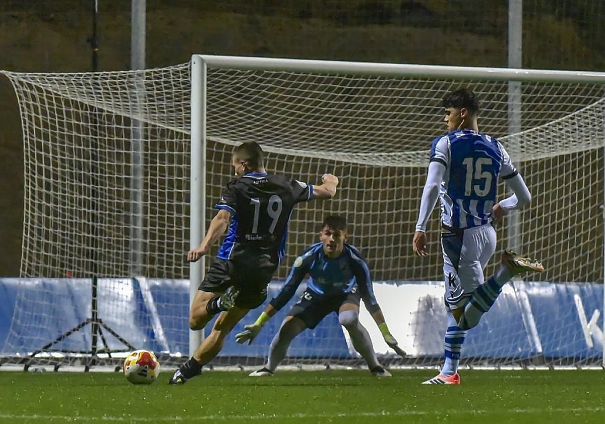 Jon Sorazu ante el guardameta rival para marcar el 1-2.