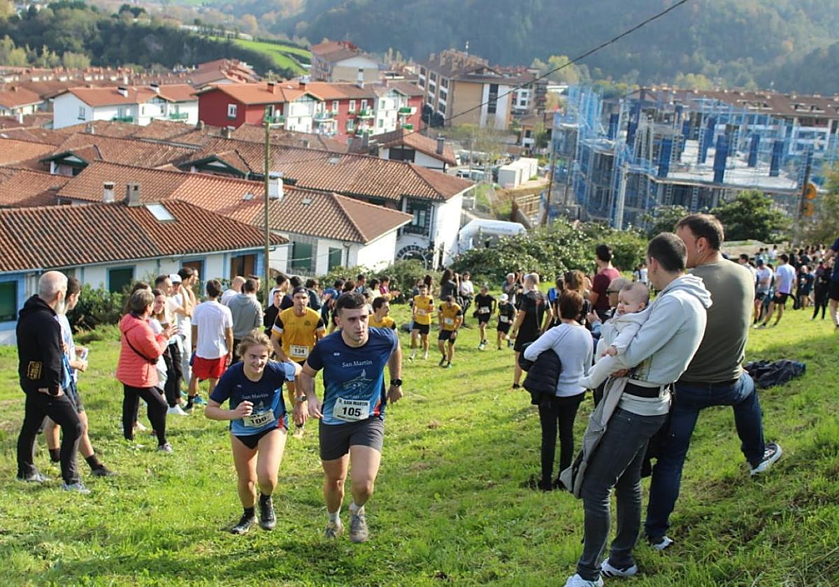 Iazko helduen lasterketa San Martingo ermitara bidean.