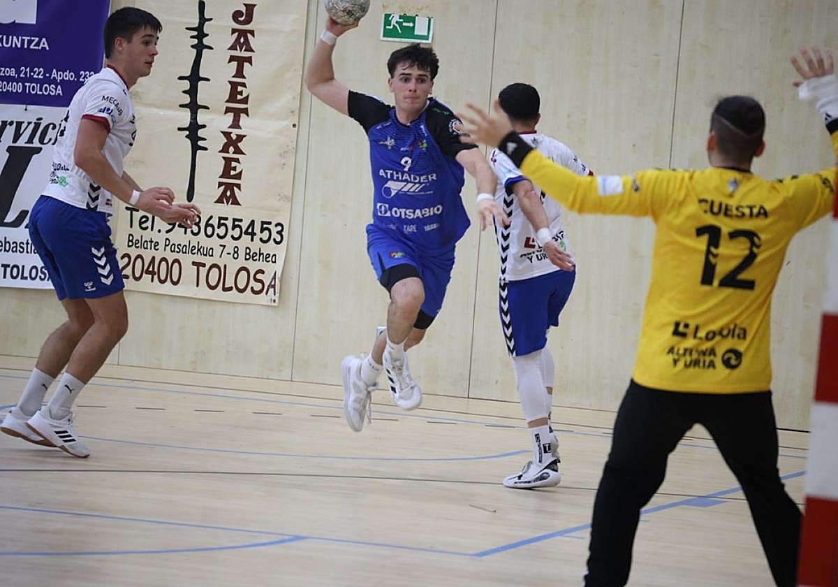 El Eibar Eskubaloia recibe al líder Zarautz mañana en el polideportivo Ipurua.