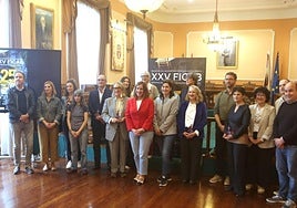 Representantes institucionales y participantes en el encuentro durante la recepción que acogió este jueves el Ayuntamiento.