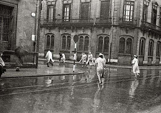 Escapando de la lluvia hace 75 años.