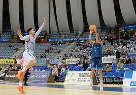 Gaizka Maiza, que anotó 28 puntos, lanza dese la línea de tres anoche en Illunbe.