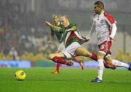 Toquero pelea un balón en la última derrota de la Euskal Selekzioa ante Túnez en 2011