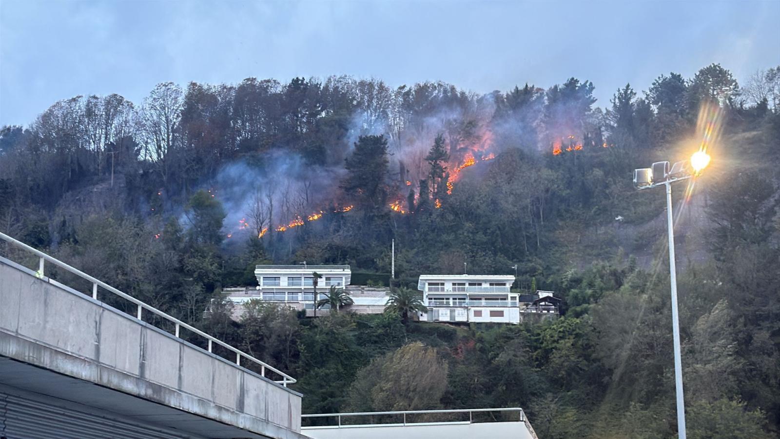 Incendio en el faro de Higuer
