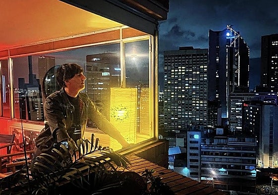 Diego San José asomado a la modernidad. Como en la serie, nada es lo que parece: en 'Yakarta' no sale Yakarta, sino Ponferrada.