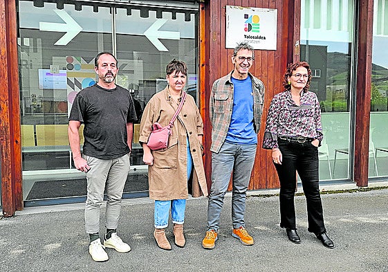 Representantes de Lanbide, ayuntamientos de la comarca y Tolosaldea Garatzen, tras la rueda de prensa este viernes.
