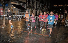 Los corredores a su paso por la calle Zumalakarregi de Antxo.