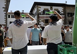 Hizkuntzak ezpainetan, sagardoa basoan