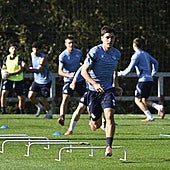 Gorrotxategi supera las vallas en un entrenamiento en Zubieta.