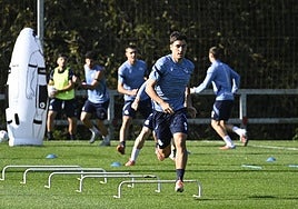 Gorrotxategi supera las vallas en un entrenamiento en Zubieta.