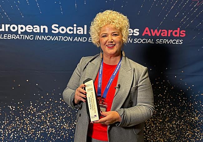 La diputada de Cuidados y Políticas Sociales Maite Peña posa con el premio.