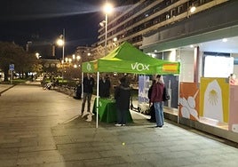 Stand de Vox colocado en el Paseo Colón de Irun este viernes.