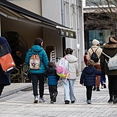 Familias pasean por el barrio Palmera-Montero de Irun.
