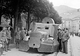 Soldados en la calle San Francisco de Tolosa en 1936.