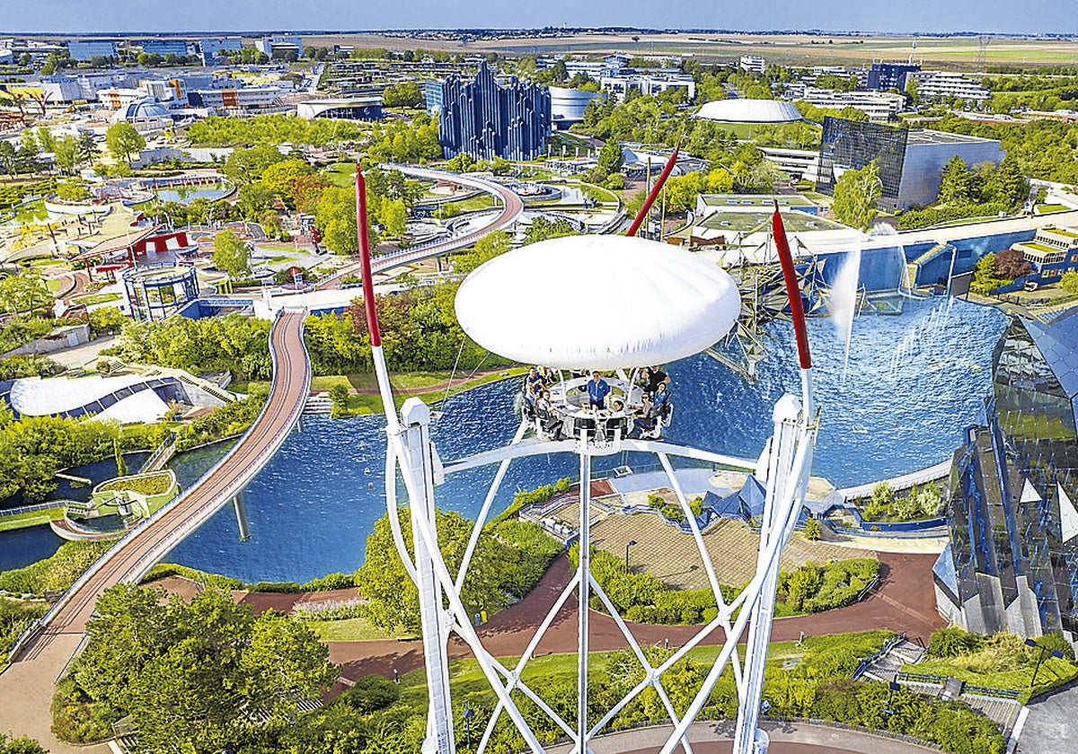 Vista general del parque. Atracciones para pequeños y mayores en un parque preparado para la diversión.