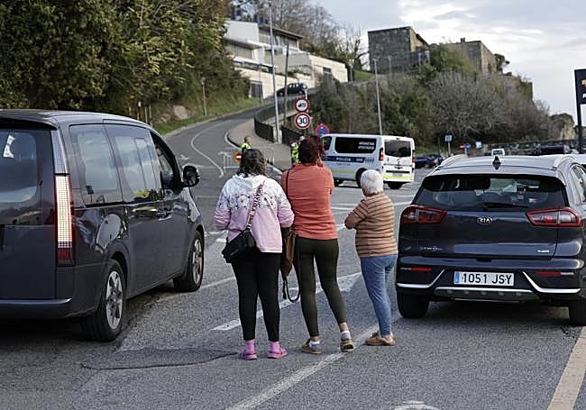 La carretera permanece cortada debido a las labores de extinción.