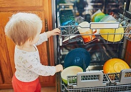 Los pediatras alertan sobre un componente de los lavavajillas relacionado con el aumento de alergias en los niños