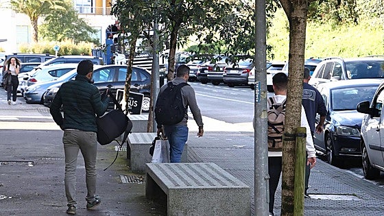 Agentes de la UCO a su salida de los registros en las sedes de Noran y Erkolan en Igara