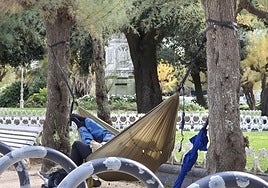 La donostiarra Salomé nos envía dos imágenes. Una de ellas es una tienda de campaña con alguien dentro de lo que parece es un acceso a las cabinas de Ondarreta. La otra es la que ilustra este sirimiri: «Paseando por la playa de Ondarreta me he encontrado a las 13 horas con esta escena. ¿Esto se puede permitir en esta ciudad a plena luz del día o me he perdido alguna norma nueva?».