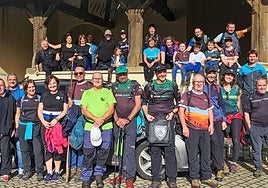 Los montañeros posan en el barrio de Garin, tras la caminata realizada.