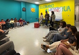 17 adolescentes en  la sesión formativa 'Conciencia y cuerpo'