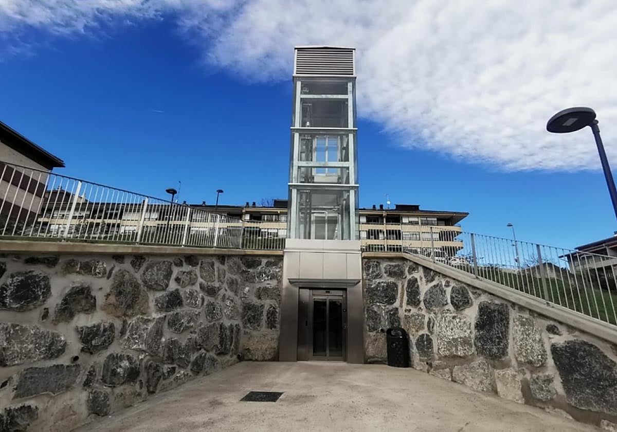 El ascensor que une la parte alta de Almirante Gaztañeta con la Musika Eskola, en marcha