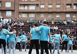 Formidable ambiente en la sesión de baile en familia ofrecido por los jóvenes del grupo Bakuntza el jueves, en la plaza Gernikako Arbola.