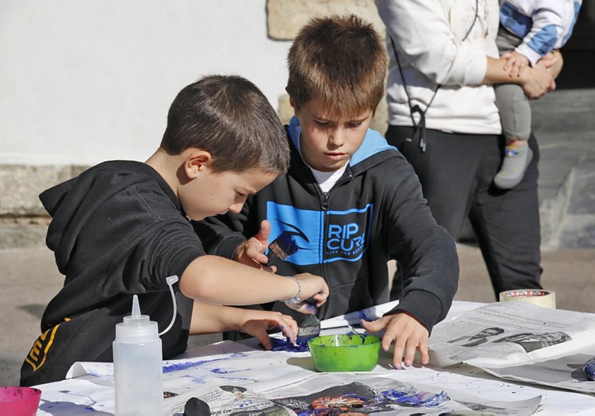 Pintura Egunean artista berriak ikusten dira herriko plazan.