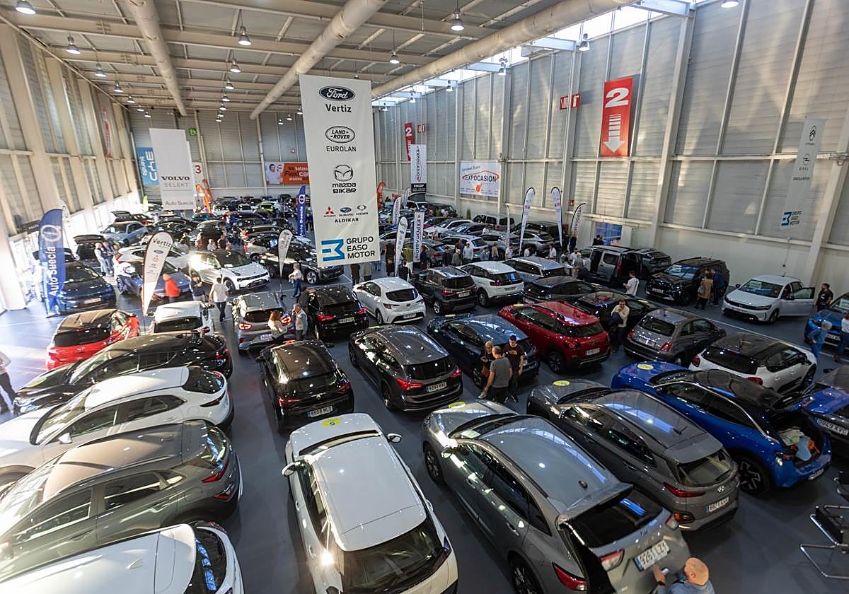 El segundo pabellón de Ficoba, repleto de coches, como los otros dos y el aparcamiento.