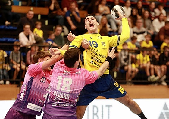 El lateral errenteriarra Julen Mujika, que marcó dos goles ayer, se topa con la rocosa defensa del Logroño.