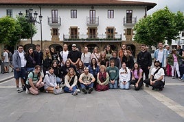 Pasa den urtean Goierrin izan ziren diasporako gazteak, Lazkaon ateratako talde argazkian.