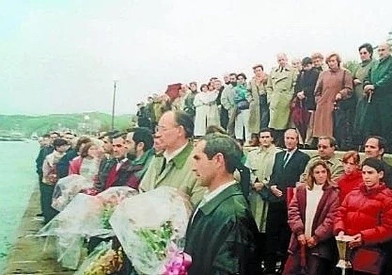 Familiares, compañeros, profesores y Rudi Holke, en el 33 aniversario del trágico suceso.