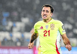 Mikel Oyarzabal celebra el primer de sus dos goles ante Georgia en una tarde en la que también dio una asistencia a Ferrán Torres.