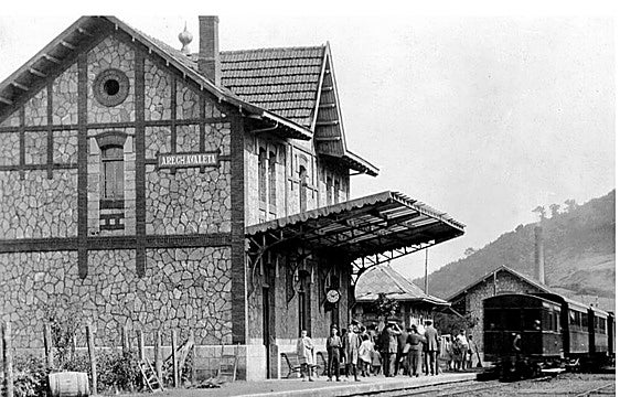Así era la estación de tren de Aretxabaleta que fue demolida y es la gran protagonista del atril instalado esta semana en la zona donde se erigía.