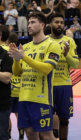 Tito Díaz saluda a la afición tras el partido ante el Flensburg.
