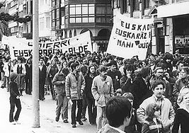 Gipuzkoako hainbat herrritatik gerturatiriko gizon-emakumeak euskararen aldeko martxa batean Donostian