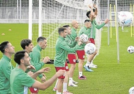 Los jugadores de la Euskal Selekzioa realizan ejercicios de calentamiento.