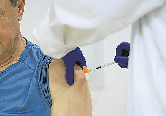 Un hombre recibe un suero en el brazo.