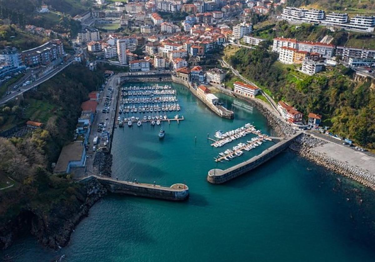 Mutrikuko portuko eta herriguneko bista orokor bat.