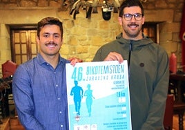 Illarramendi eta Larrañaga lasterketaren kartelarekin.