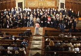 Gabon Korua San Pedro parrokian abesten iaz, kalez kale kantatzen hasi aurretik.