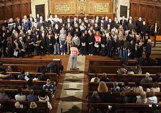 Gabon Korua San Pedro parrokian abesten iaz, kalez kale kantatzen hasi aurretik.