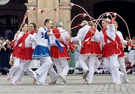 Toda la familia de dantzaris y exdantzaris que participó en el festival de celebración del 55 cumpleaños de Oñatz posó para el recuerdo al final de la exhibición.