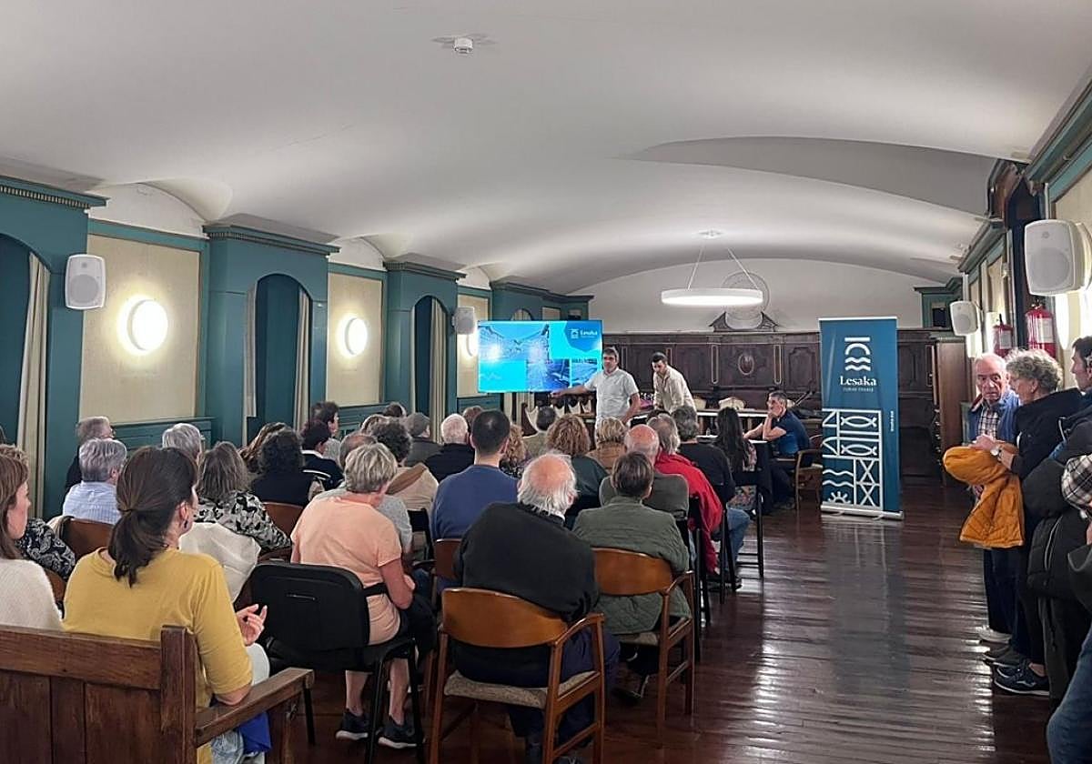 Los vecinos acudieron a la presentación.