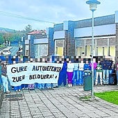 Numerosos alumnos se concentraron en febrero en el instituto por mensajes ofensivos que llegaron a sus móviles.