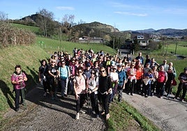 Los participantes en la tercera salida de esta temporada de Mendira, en los inicios de la marcha