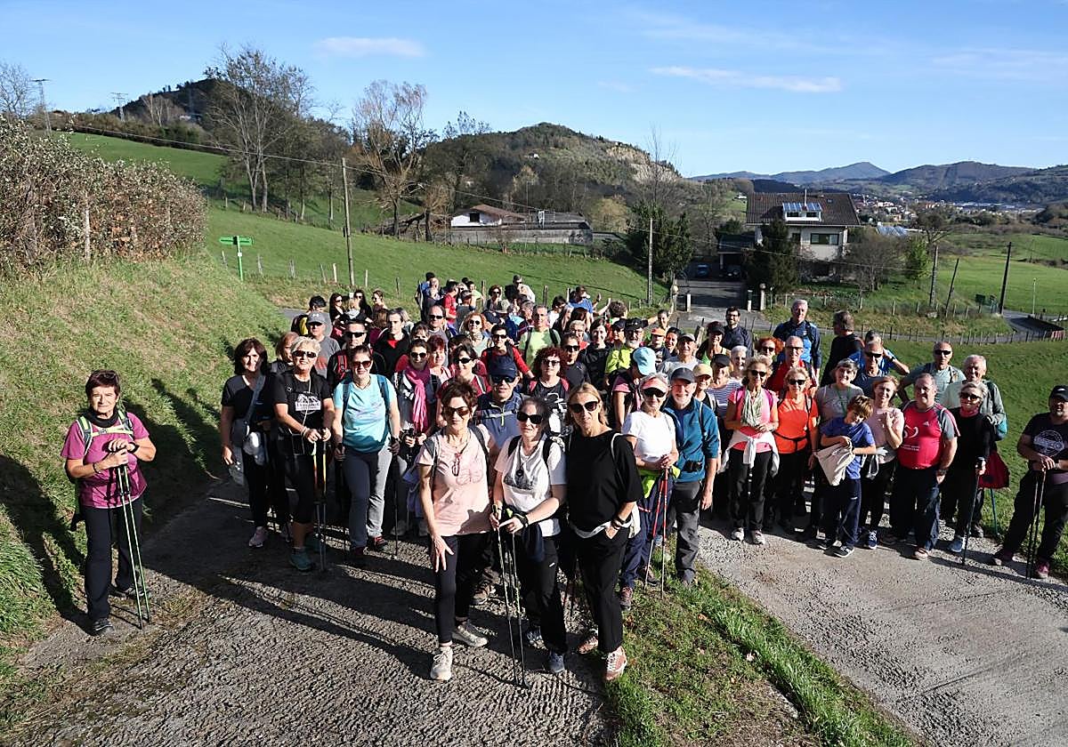 Los participantes en la tercera salida de esta temporada de Mendira, en los inicios de la marcha